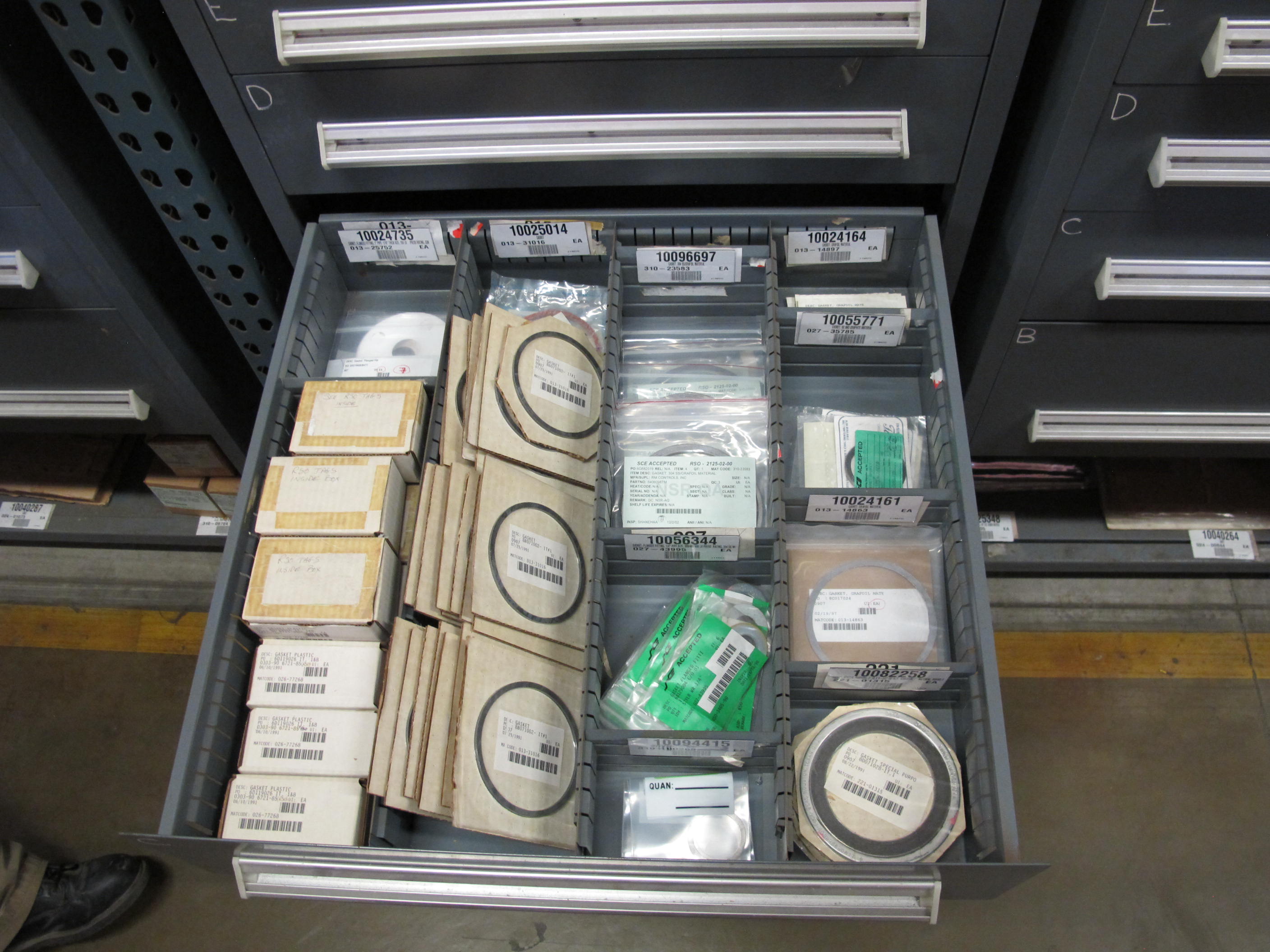 STANLEY VIDMAR HEAVY DUTY 5-DRAWER PARTS CABINET W/ CONTENTS (W-50) LOADING & HANDLING FEE $25-